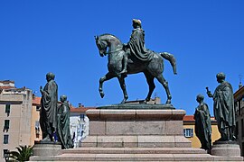 Napoléon à cheval sur un socle est entouré par ses quatre frères debout aux angles du monument