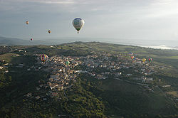 Tanaw ng Fragneto sa isang Pista ng mga Hot Air Balloon