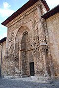 El portal de la Gran Mezquita de Divrigi en Divriği (1228-1229)