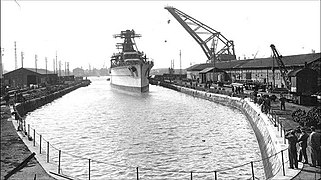 Le croiseur Gloire entrant dans la forme de radoub des Chantiers de la Gironde, Lormont, 1936.