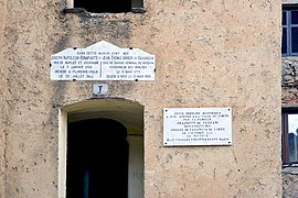 entrée de la maison natale de Joseph Bonaparte en crépit rosâtre