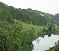 Fluss Dobra nahe Karlovac; im Hinter­grund Burgruine Novigrad na Dobri