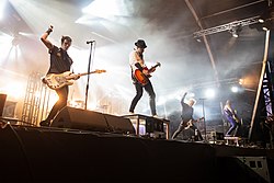 Sum 41 di Hellfest 2019. dari kiri ke kanan: Bassis Jason McCaslin, drummer Frank Zummo, gitaris Tom Thacker, penyanyi Deryck Whibley, dan gitaris Dave Baksh.