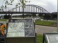 Placa al monument del Pont de Arnhem, avui Pont John Frost.