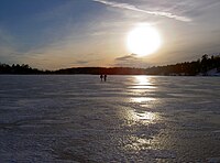 O Mälaren coberto de gelo no inverno em Mälbyviken