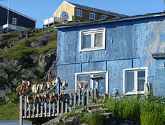 Séchage du poisson sur le balcon à Qaqortoq, Groenland