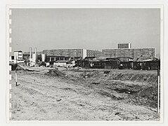 Bidonvilles en cours de destruction devant de nouveaux logements (1965).