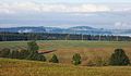 Kameničská vrchovina z vrcholu, kopce Hradiště a Přední Hradiště nad Studnicemi, v zářezu prameniště Chlumětínského potoka