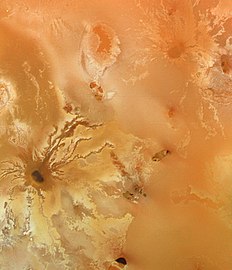 Quang cảnh dòng dung nham giàu lưu huỳnh tỏa ra từ núi lửa Ra Patera trên Io