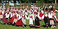 Mulleres co traxe tradicional de Saaremaa bailando unha danza tradicional