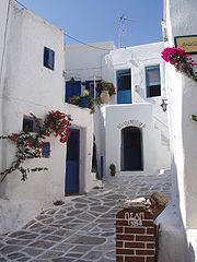Uma rua da ilha grega de Paros (povoado de Lefkes)