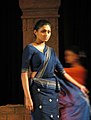 Ung kvinne frå Sri Lanka med sari festa i Kandy-stil.