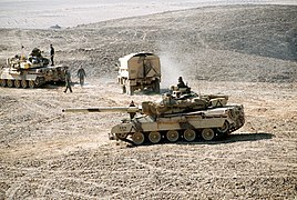 Photo de deux AMX-30 et un camion TRM 2000 de la division Daguet.