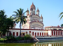 Le temple de Dakshineswar, dédié à la déesse Kali, dont le nom aurait baptisé la ville. Il est associé à Ramakrishna et Sarada Devi.