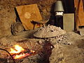 Priprema ognjišta za pečenje hljeba u crepulji ispod vršnika - sača.