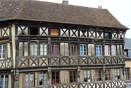 La maison à colombages  Classé MH (1943), place de l'Église.