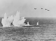 S-2から投下された航空爆雷により発生した水柱。大西洋艦隊を視察したジョン・F・ケネディ大統領の前で対潜戦のデモンストレーションとして行われたもの。