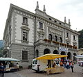 Rathaus in Pontebba mit Markt