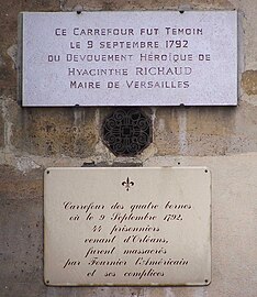 Plaque commémorative au carrefour des Quatre-Bornes [Versailles] accusant Fournier l'Américain [plaque apposée par un comité royaliste] ; au-dessus, plaque en hommage à Hyacinthe Richaud.