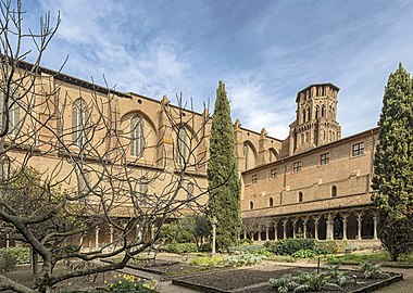 Le cloître et le clocher du musée des Augustins.