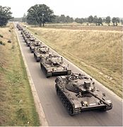 Colonne de chars Leopard I se dirigeant vers le terrain d'essai de Munster en juin 1965.