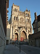 La cathédrale vue depuis la rue André.