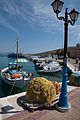 Barco de pesca e redes en Megalochori, Illa Agkistri, Grecia.
