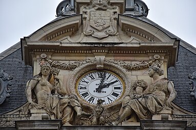 La Paix et l’Abondance, Lyon, palais de la Bourse, façade sud.