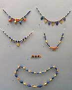 Joaillerie en or, lapis-lazuli, cornaline, tombe PG 580.