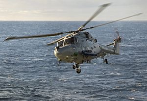 Britský vrtulník Lynx Mk.8 se střelou Sea Skua na závěsníku