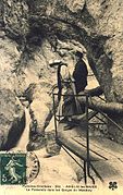 Touristes visitant les gorges du Mondony (XIXe siècle)