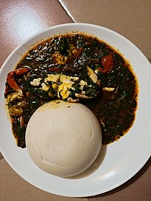 Ninnouwi avec crabe accompagné de la pâte du maïs.