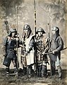 侍風の男たちと亀甲の甲冑（1880年代）