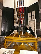 O foguete V-2 seccionado sobre a base de lançamento móvel exibindo o motor.