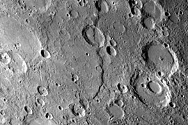 Una fractura en el terreno mercuriano, Discovery Scarp, de unos 350 km. de largo