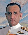 Almirante indio con uniforme de verán e insignias no ombreiro