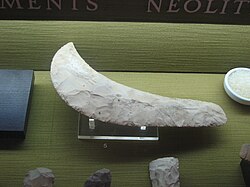 Srp iz kremena iz nakadskega obdobja (konec 4. tisočletja pr. n. št.), Dagon Museum, Haifa, Izrael