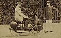 Jules-Albert de Dion sur son tricycle à vapeur en 1887.