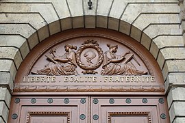 Luneta sobre la puerta principal del Palacio de Luxemburgo en París.