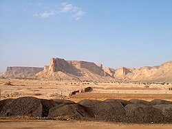 Pemandangan Tebing Tuwaiq di Najd dari barat. Ibukota Saudi, Riyadh, terletak tepat di luar cakrawala.