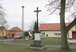 Kříž na rozcestí u kostela v Liblicích (Q66564828) 01.jpg