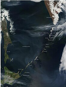 La Kurilaj insuloj, Saĥaleno (maldekstre), Hokkaidō (maldekstre malsupre) kaj Kamĉatko (dekstre supre) (NASA-Satelita foto)