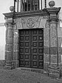 Portão de madeira com moldura de pedra do século XVII.