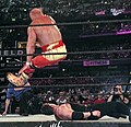 Hulk Hogan wykonujący Atomic Leg Drop.