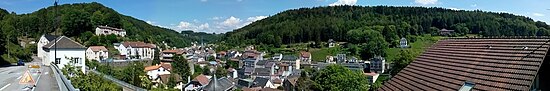 Vue panoramique de Plombières-les-Bains depuis la rue d'Épinal.