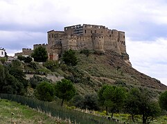 Die Burg Rocca Imperiale vom Landesinneren aus