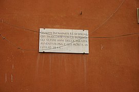 plaque gravée précisant que Joseph Bonaparte est mort au palais Serristori en 1844 où elle est apposée sur la façade de couleur ocre