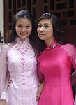 Två vietnamesiska kvinnor bärandes áo dài