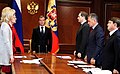 Ruský prezident Dmitrij Medveděv drží minutu ticha za oběti z lodi Bulgarija (11. 6. 2011)
