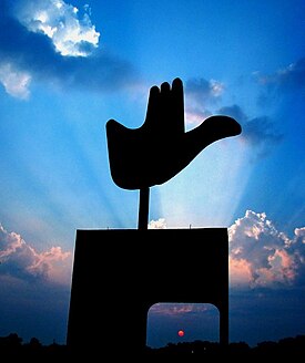 Monumento da mão aberta em Chandigar